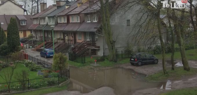 grzęzną w błocie