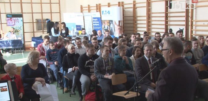 Młodzież szkół średnich i dyrekcja Zespołu Kształcenia Zawodowego wzięła udział w targach - Festiwal Kariery