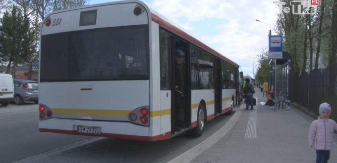 Zakład Usług Komunalnych zamontował przy wiatach przystankowych nowe kosze na śmieci