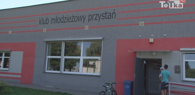 młodzież z klubu Przystań spędza lato na ciekawych grach i zabawach