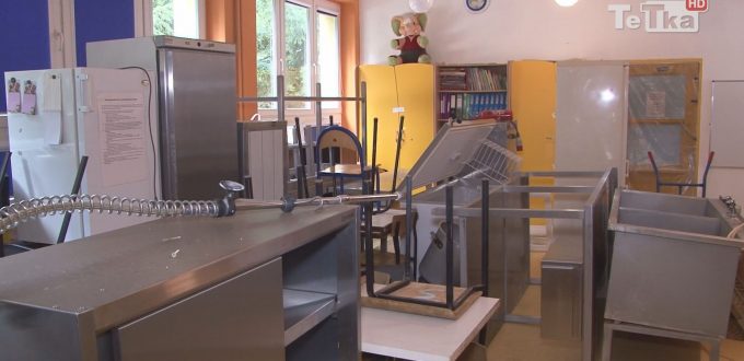 w jedenastce remontują kuchnię i malują korytarz