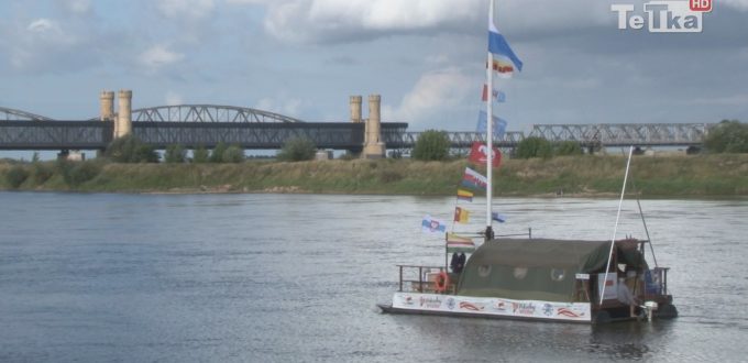 Stulecie niepodległości na tratwie