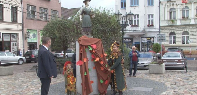 na placu Hallera dzieci przywitały jesień