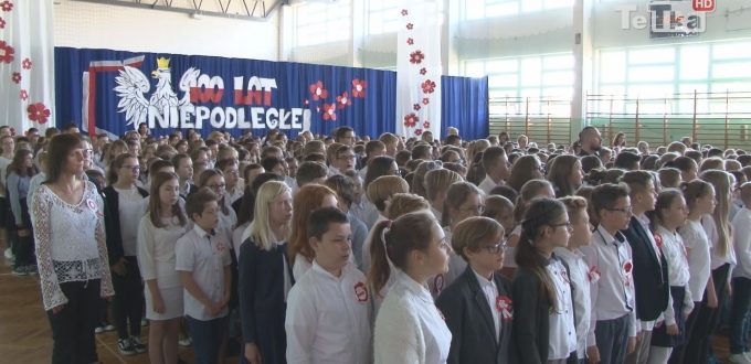 ponad siedmiuset uczniów szkoły podstawowej nr 12 zaśpiewało hymn narodowy