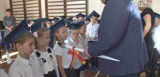 pierwszoklasiści ślubują i pasowani są na ucznia