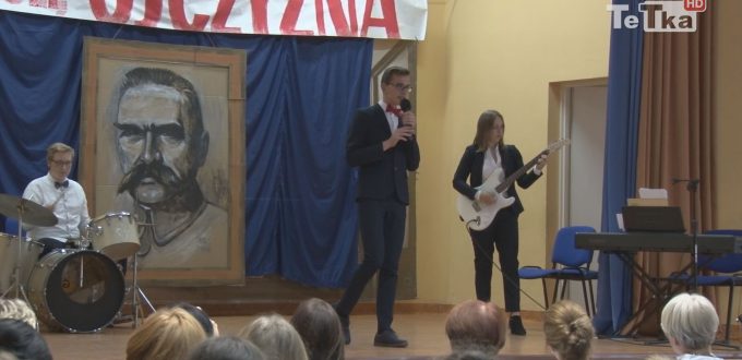 uczniowie i nauczyciele wystąpili w koncercie związanym z rocznicą odzyskania przez Polskę niepodległości