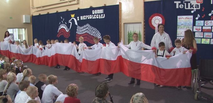 uczniowie dziesiątki zaprezentowali się w patriotycznych pieśniach