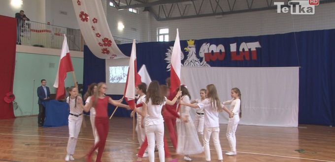 z okazji stulecia Niepodległości uczniowie dwunastki wystąpili w przedstawieniu patriotycznym
