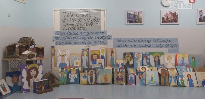 na korytarzu szkoły podstawowej numer dwanaście przygotowano wystawę uczniowskiej twórczości zatytułowaną „Cudowne anioły”