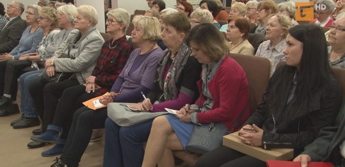 Seniorzy wysłuchali informacji na temat bezpieczeństwa w ruchu drogowym