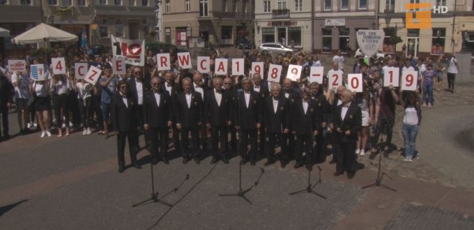 Tczewianie odśpiewali hymn i robili sobie zdjęcia na pamiątkę Święta Wolności i Solidarności