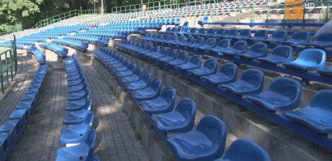 Zakład Usług Komunalnych przystąpił do wymiany siedzisk na widowni amfiteatru