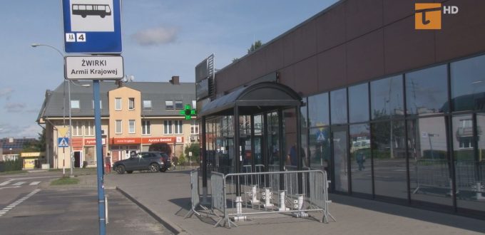 Zakład Usług Komunalnych po kilku latach zamontował wiatę przystankową na ulicy Żwirki