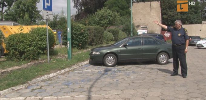 Parkowanie na starych kopertach bez niebieskiego tła