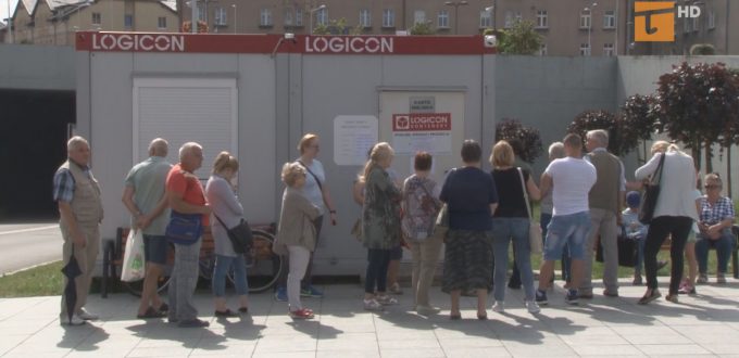 Długie kolejki do Punktu Karty Miejskiej