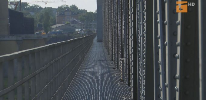 Chcą legalnie przechodzić po moście kolejowym