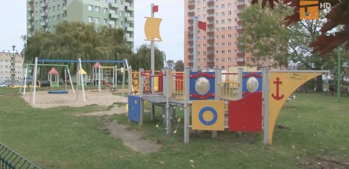 Plac zabaw przy Jedności Narodu cieszy dzieci, które z niecierpliwością czekały na nowe zabawki