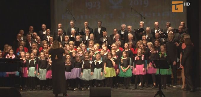 podczas Koncertu Jesiennego Chóru Męskiego „Echo” wystąpił również Chór Dziecięco-Młodzieżowy Passionatka oraz Chór Mieszany Passionata