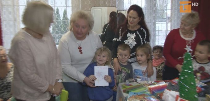 W świetlicy środowiskowej seniorzy i dzieci chętnie wspólnie spędzają czas na nauce poprzez zabawę