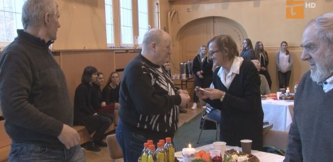 Dla kilkudziesięciu seniorów licealiści pierwszego LO przygotowali wigilię