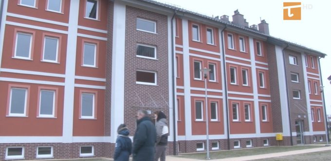 Kilkadziesiąt rodzin cieszy się z otrzymanych mieszkań komunalnych przy ulicy Prostej