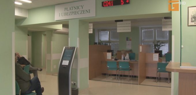 Ministerstwo Rodziny, Pracy i Polityki Społecznej poinformowało, że rodzice mający dzieci w wieku do ośmiu uczęszczające do żłobka, przedszkola lub szkoły mogą skorzystać z zasiłku opiekuńczego