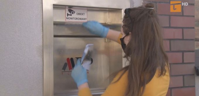 Tczewianie chętnie korzystają z wrzutni książek przy ulicy Kościuszki 