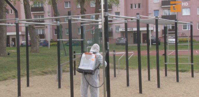 Codziennie dezynfekowane są place zabaw i siłownie pod chmurką