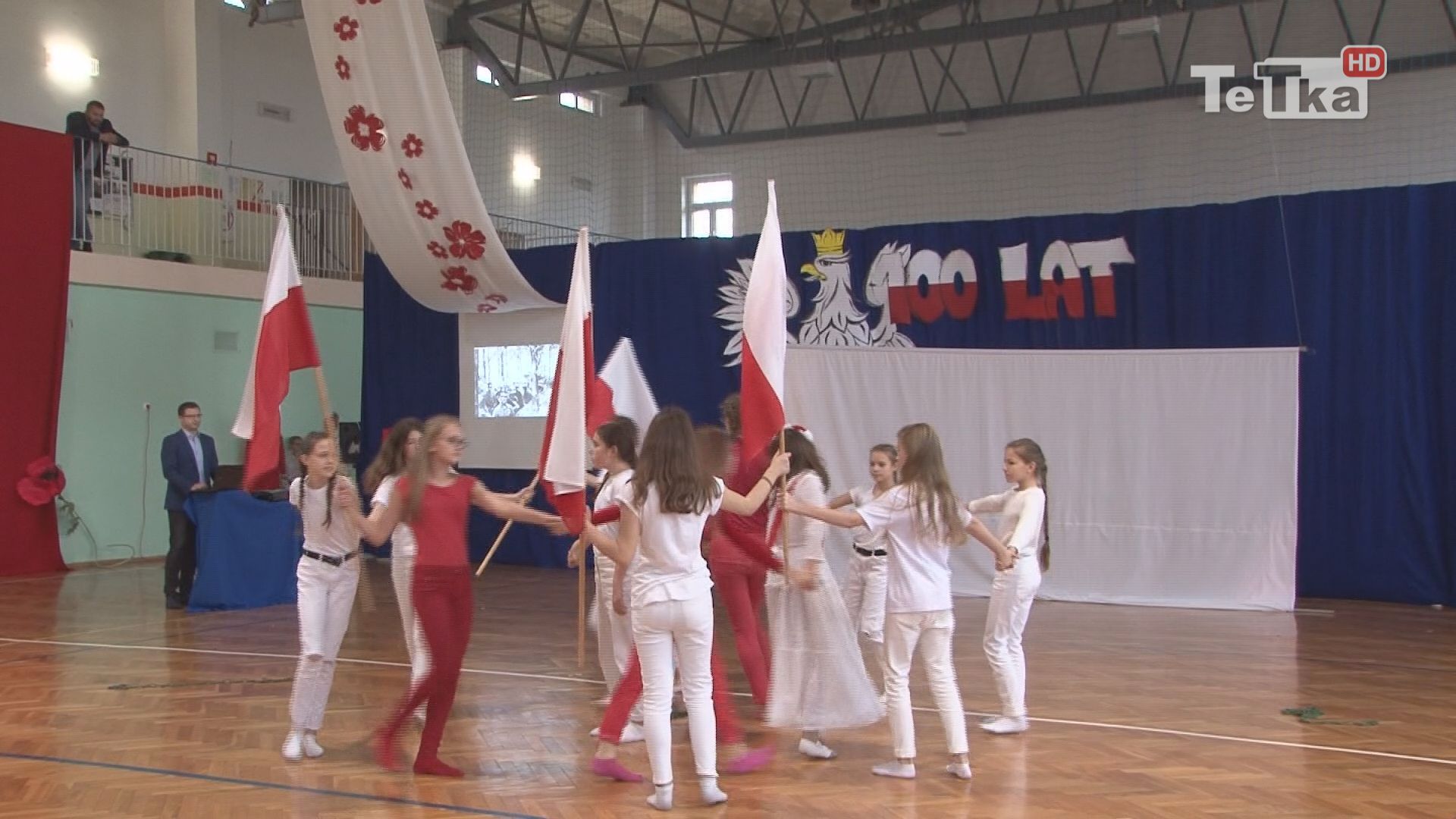 z okazji stulecia Niepodległości uczniowie dwunastki wystąpili w przedstawieniu patriotycznym