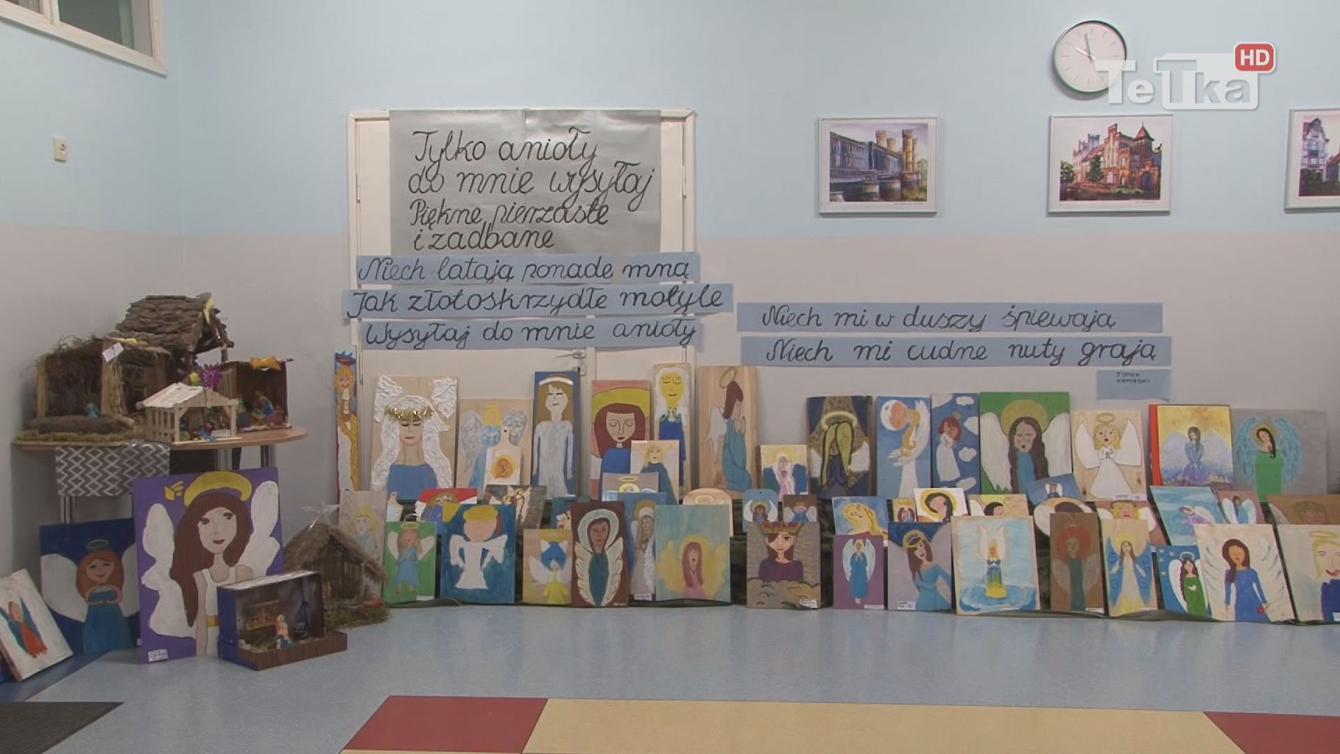 na korytarzu szkoły podstawowej numer dwanaście przygotowano wystawę uczniowskiej twórczości zatytułowaną „Cudowne anioły”