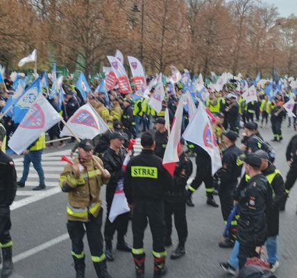 Policjanci i strażacy protestowali w Warszawie
