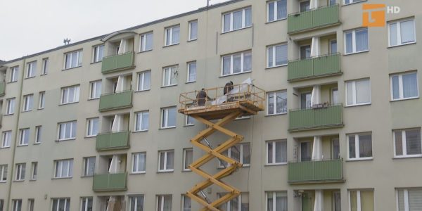 Przyczepiają balkony na osiedlu Garnuszewskiego