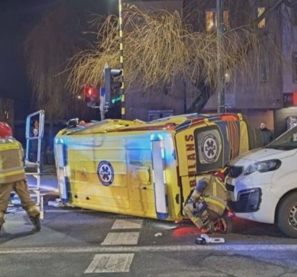 Z karetką na sygnale zderzył się samochód