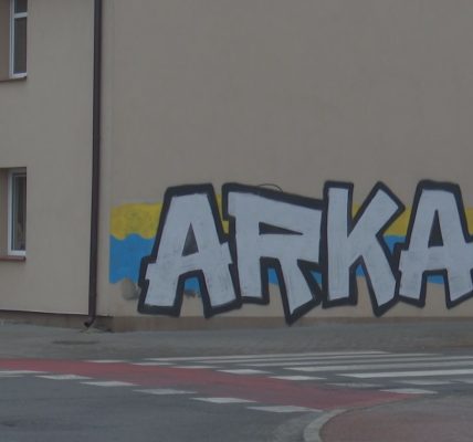 Wandale oszpecili budynek kibicowskim graffiti