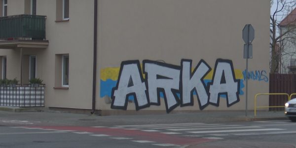 Wandale oszpecili budynek kibicowskim graffiti