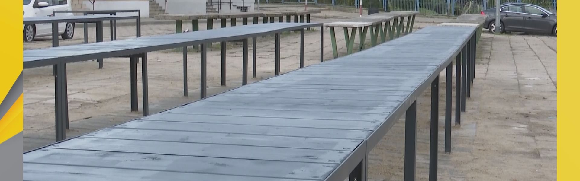 Zniszczone stoły targowe wymieniają na nowe