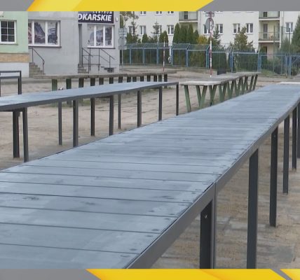 Zniszczone stoły targowe wymieniają na nowe