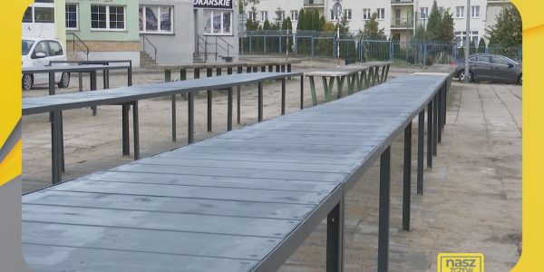 Zniszczone stoły targowe wymieniają na nowe