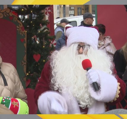 Świąteczny jarmark ze świętym Mikołajem