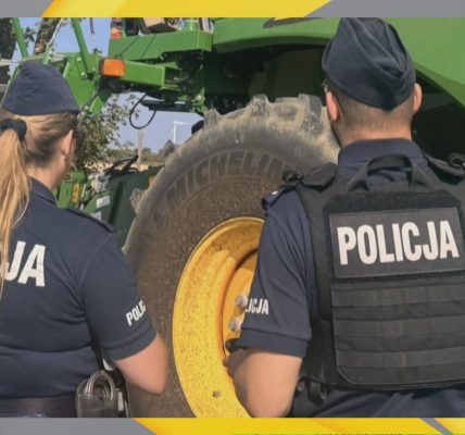 Policjanci kontrolują rolników